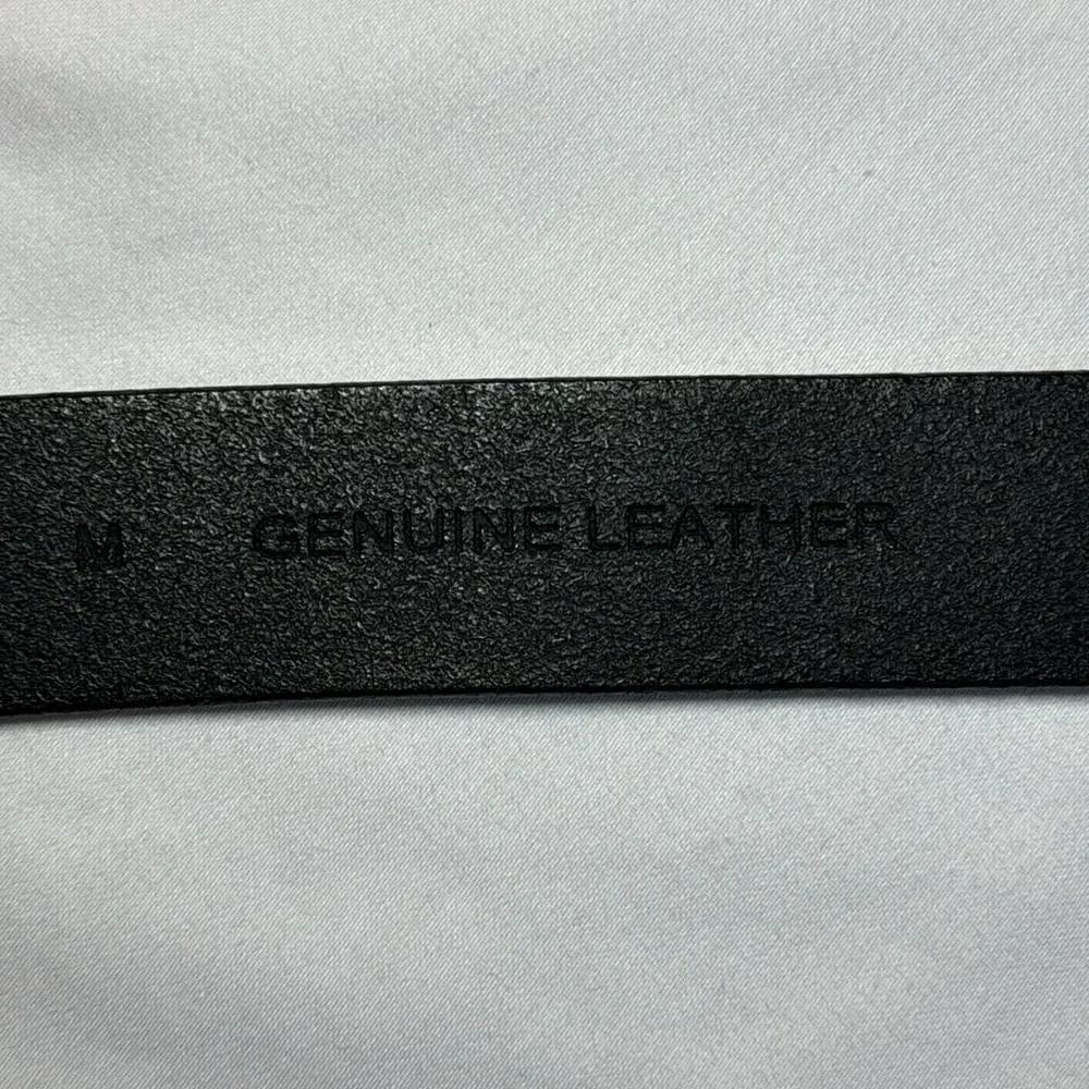 Dockers casual black leather belt w/silvery tone buckle. M. 37” end to end